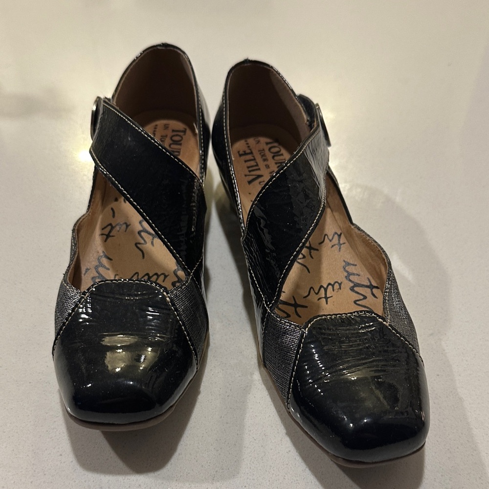 UIN Women's Black and Silver Flats with Cross-Strap